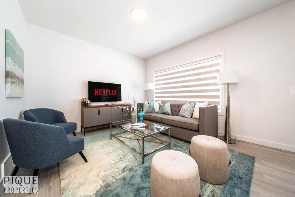 *New*Chic Modern Home*King bed*Foosball*Sleeps 8!