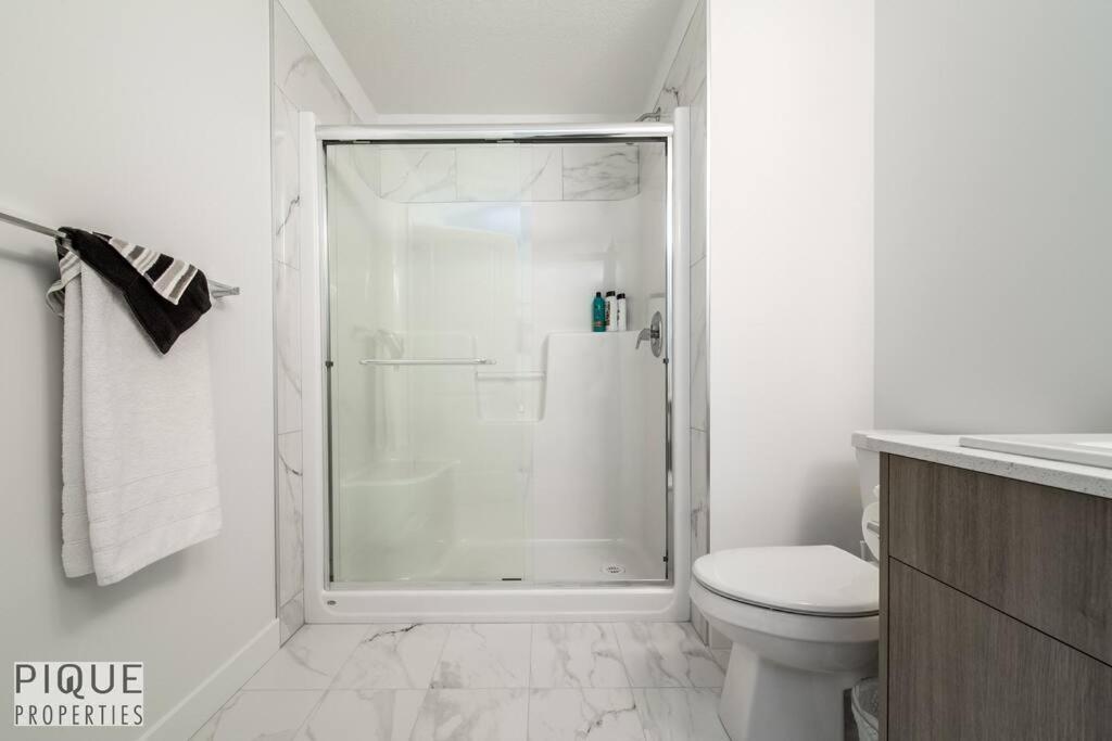 *New*Chic Modern Home*King bed*Foosball*Sleeps 8!