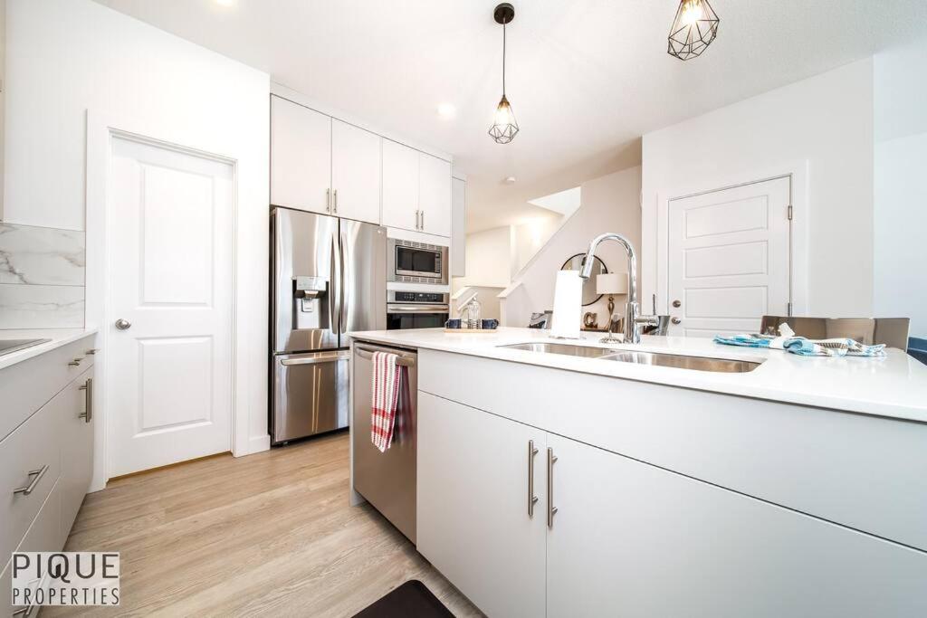 *New*Chic Modern Home*King bed*Foosball*Sleeps 8!