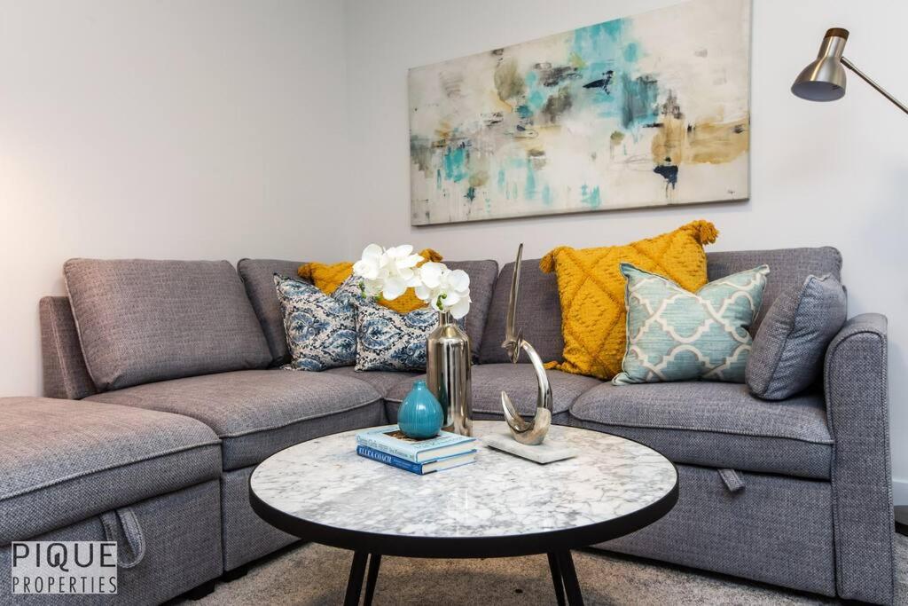 *New*Chic Modern Home*King bed*Foosball*Sleeps 8!