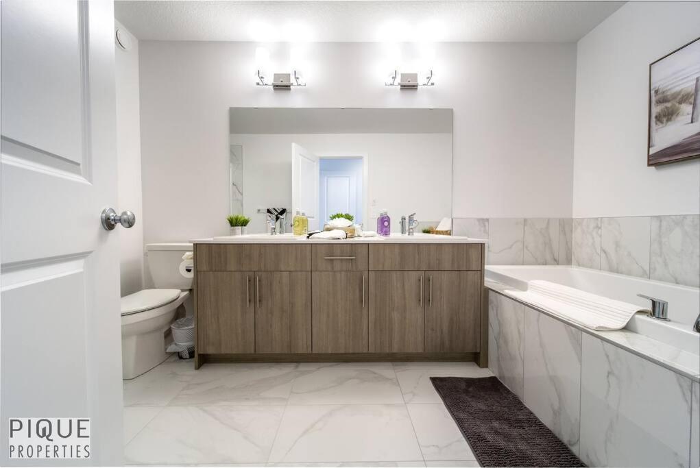*New*Chic Modern Home*King bed*Foosball*Sleeps 8!