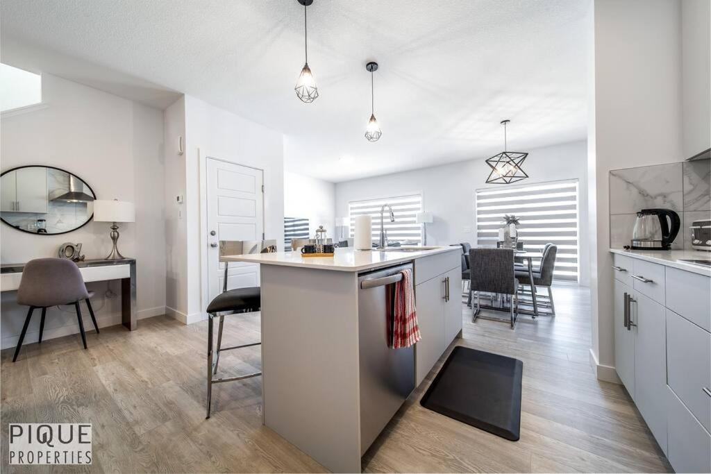 *New*Chic Modern Home*King bed*Foosball*Sleeps 8!