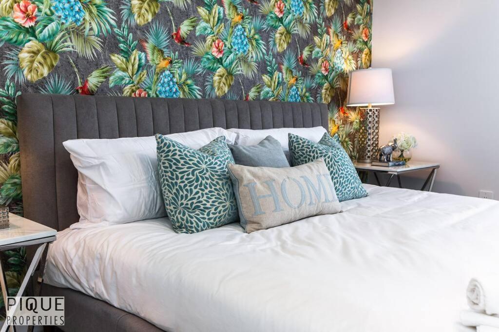 *New*Chic Modern Home*King bed*Foosball*Sleeps 8!