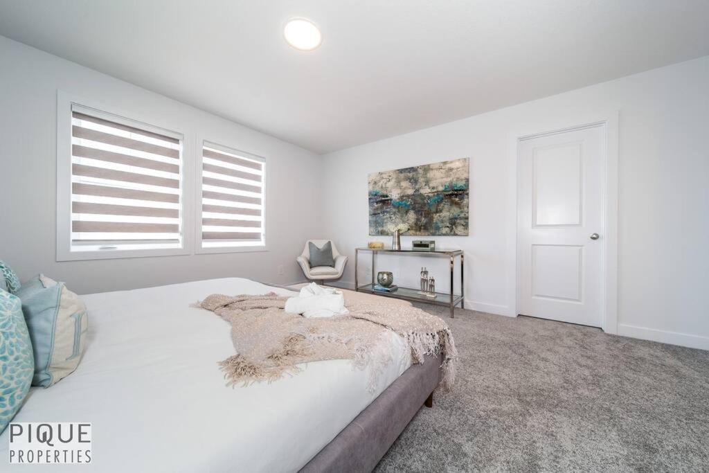 *New*Chic Modern Home*King bed*Foosball*Sleeps 8!