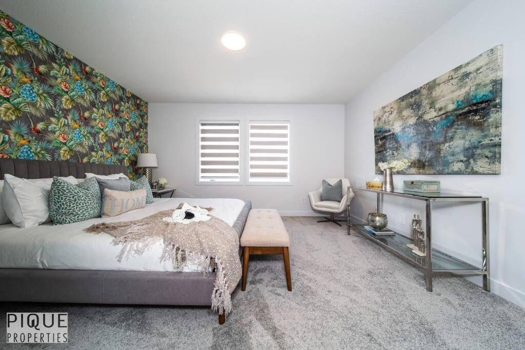 *New*Chic Modern Home*King bed*Foosball*Sleeps 8!