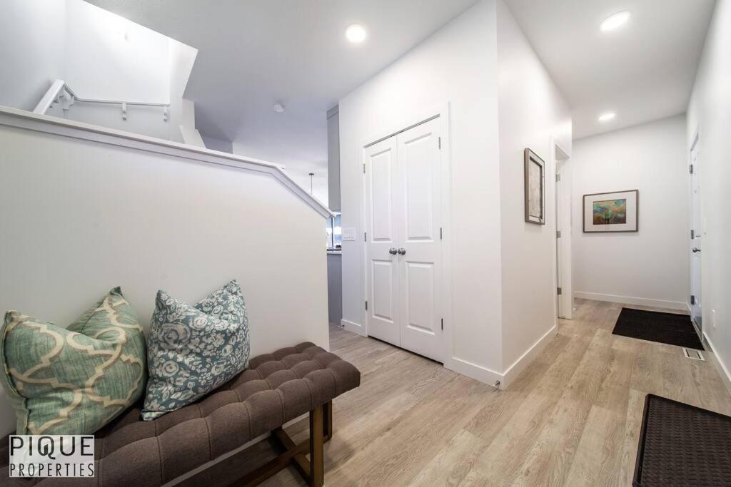 *New*Chic Modern Home*King bed*Foosball*Sleeps 8!