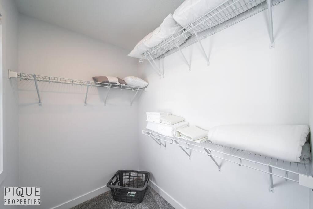 *New*Chic Modern Home*King bed*Foosball*Sleeps 8!