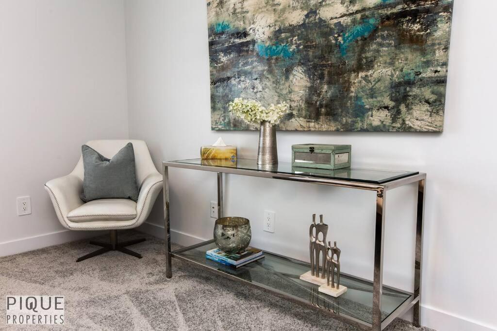 *New*Chic Modern Home*King bed*Foosball*Sleeps 8!