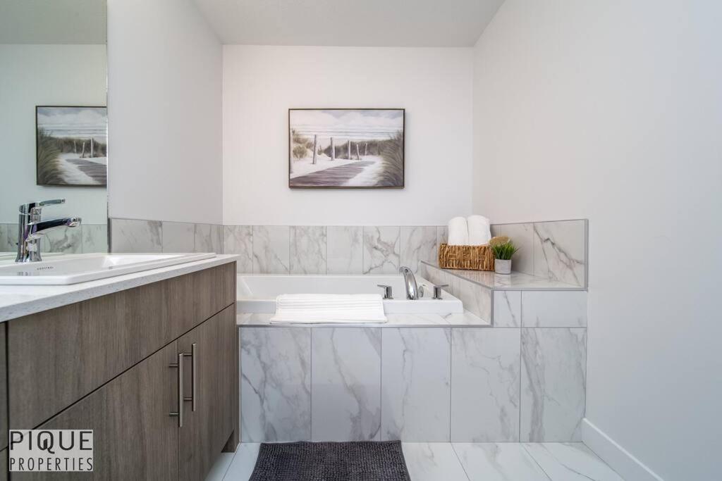 *New*Chic Modern Home*King bed*Foosball*Sleeps 8!