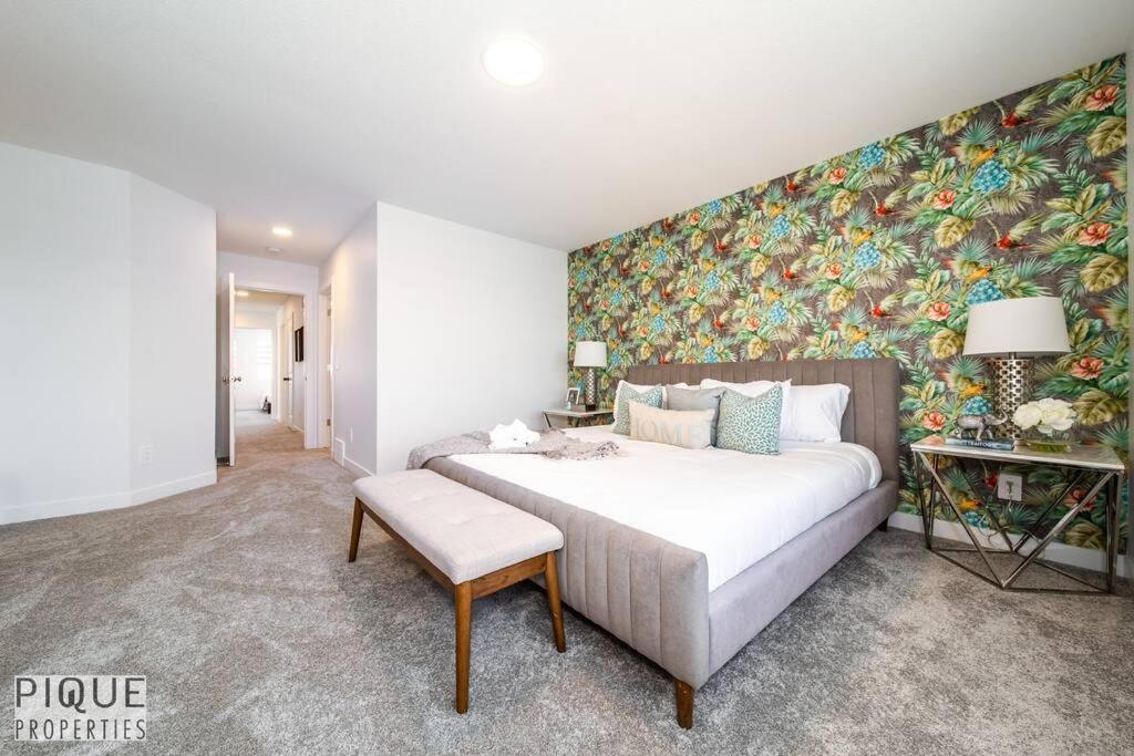 *New*Chic Modern Home*King bed*Foosball*Sleeps 8!