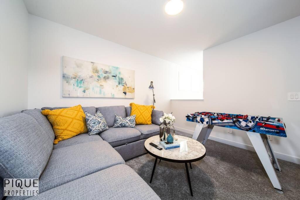 *New*Chic Modern Home*King bed*Foosball*Sleeps 8!