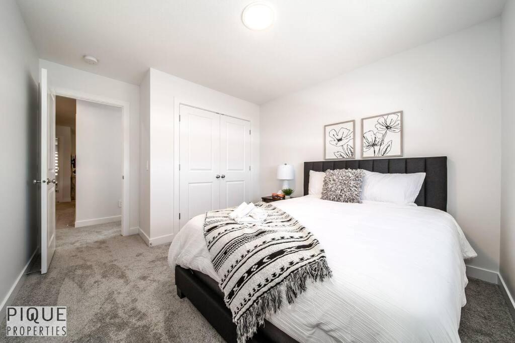 *New*Chic Modern Home*King bed*Foosball*Sleeps 8!