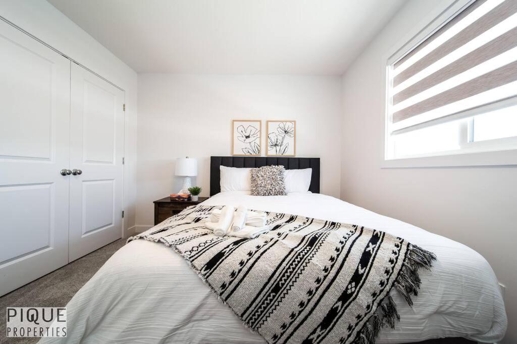 *New*Chic Modern Home*King bed*Foosball*Sleeps 8!