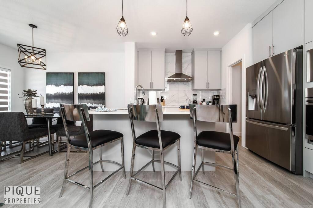 *New*Chic Modern Home*King bed*Foosball*Sleeps 8!