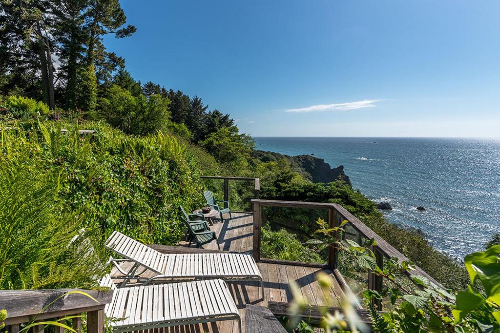 Turtle Rocks Oceanfront Inn view 5