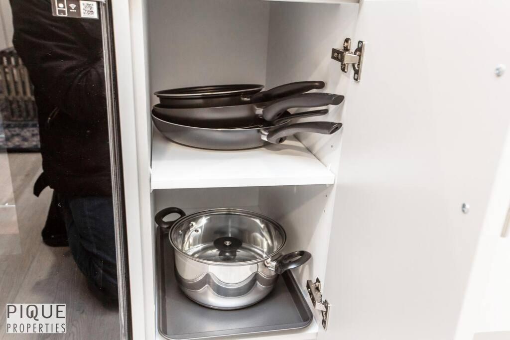 *NEW* Modern Suite King Bed! Netflix! Sleeps 4!