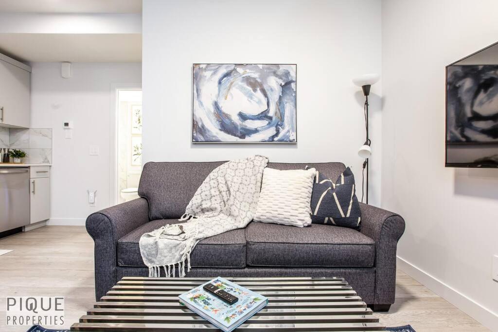 *NEW* Modern Suite King Bed! Netflix! Sleeps 4!