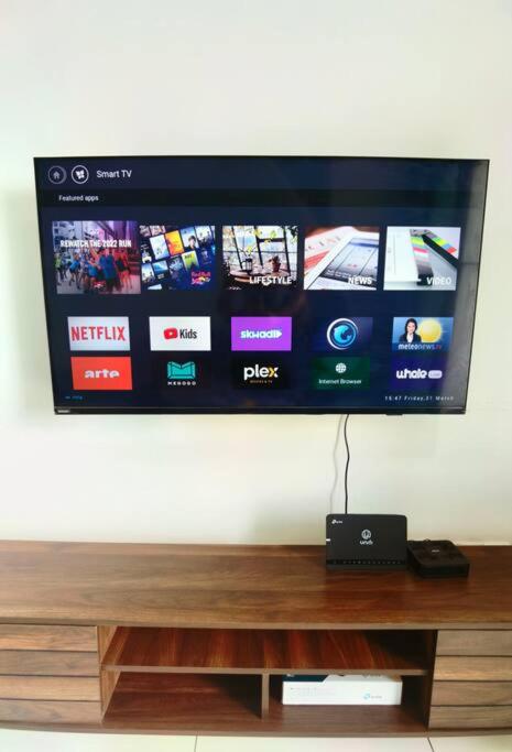 Platino 2BR Paradigm Mall Netflix Youtube BySTAY