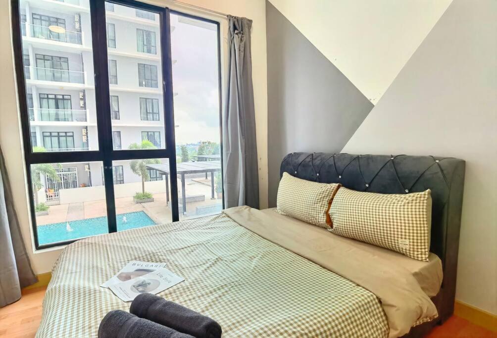 Platino 2BR Paradigm Mall Netflix Youtube BySTAY