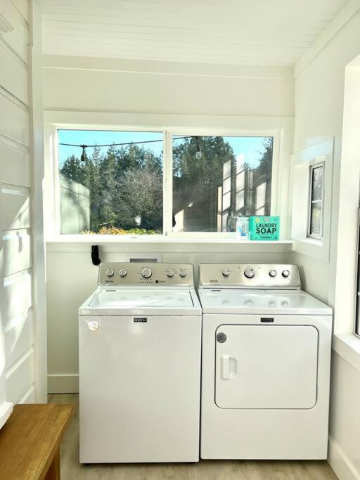 Sebastopol Farmhouse on 3 acres, fiber, kid friendly view 4