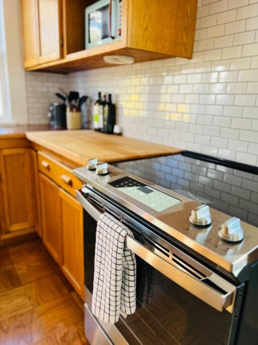 Sebastopol Farmhouse on 3 acres, fiber, kid friendly view 5