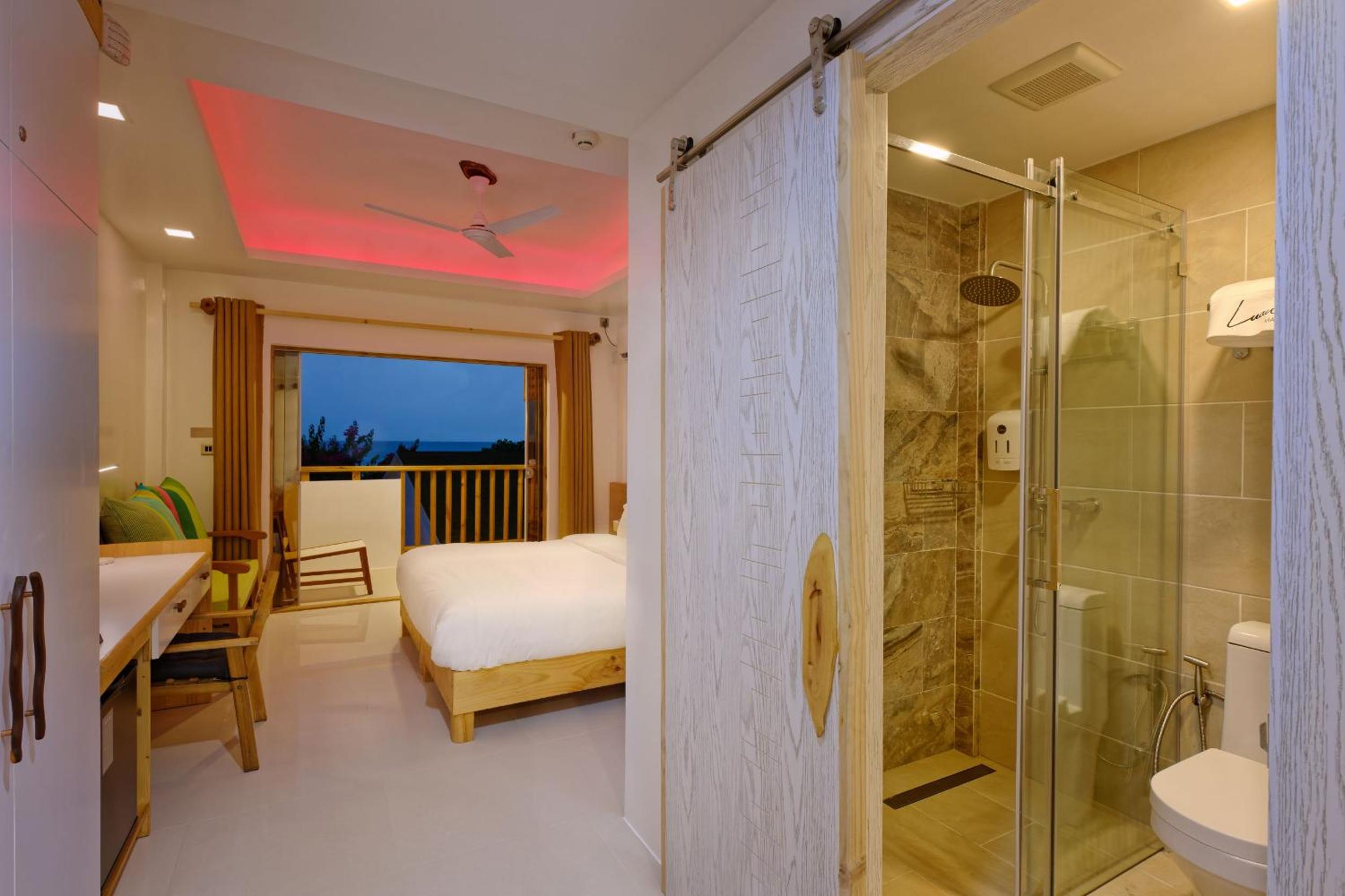 Luau Beach Inn, Maldives