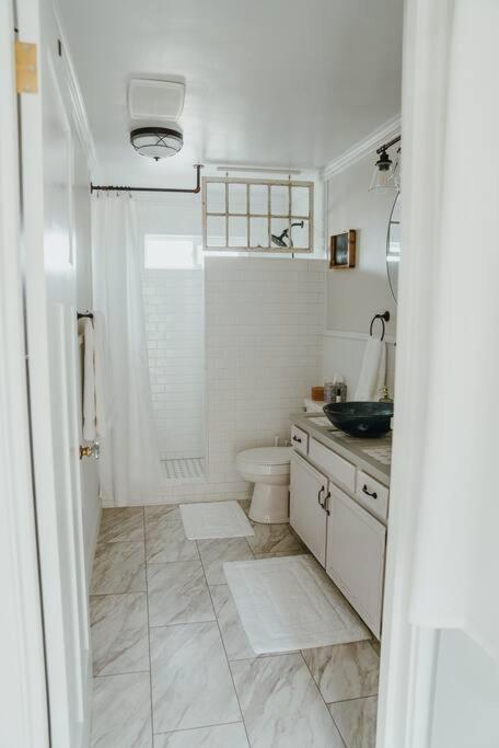 Charming Cuvée Cottage, 2 blocks to downtown! view 4