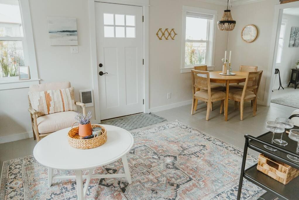 Charming Cuvée Cottage, 2 blocks to downtown! view 5