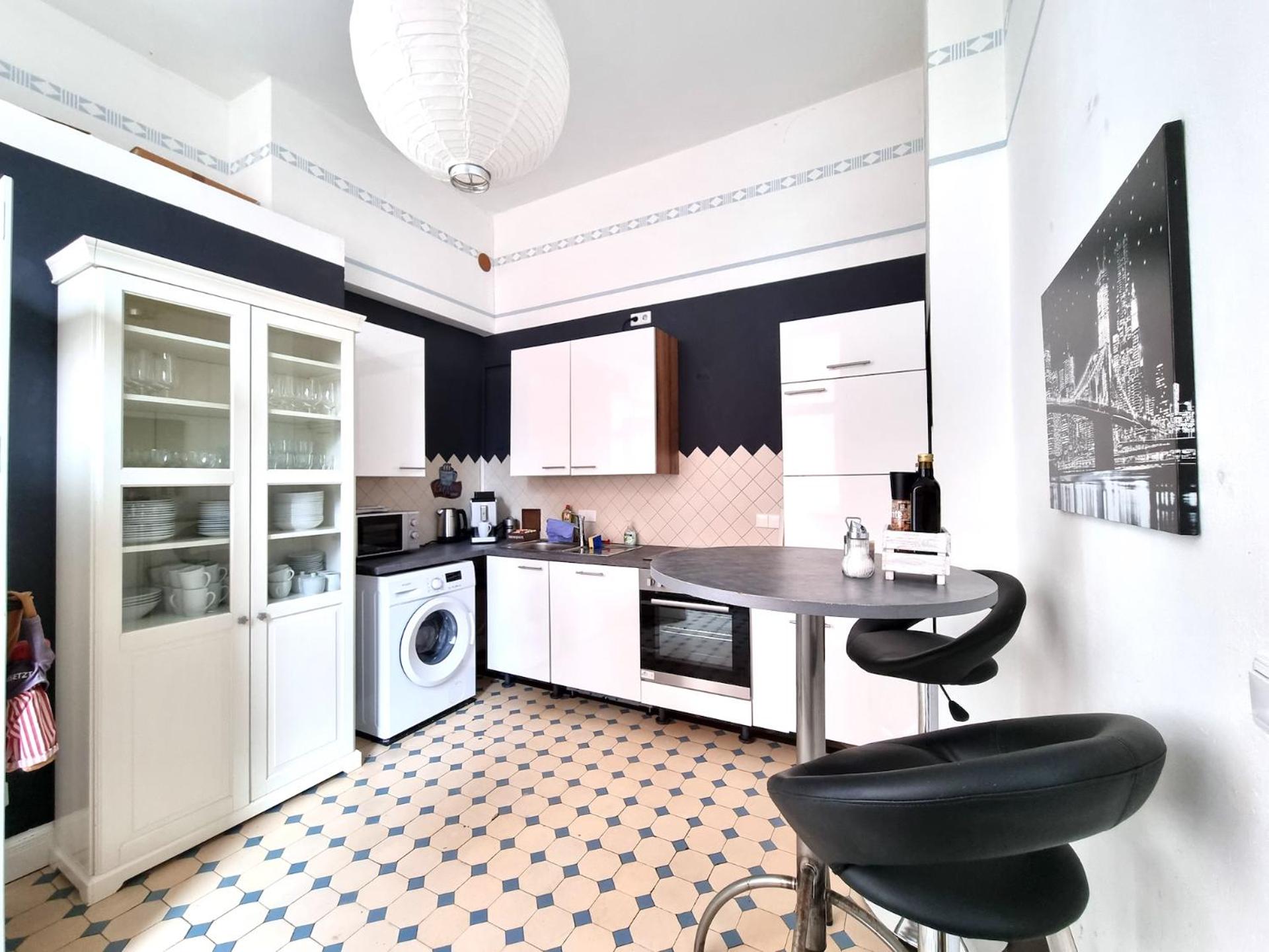 Charysma - Jugendstil trifft Moderne, Schlafzimmer mit Smart-TV, Tischfussball, Darts, Parkplatz
