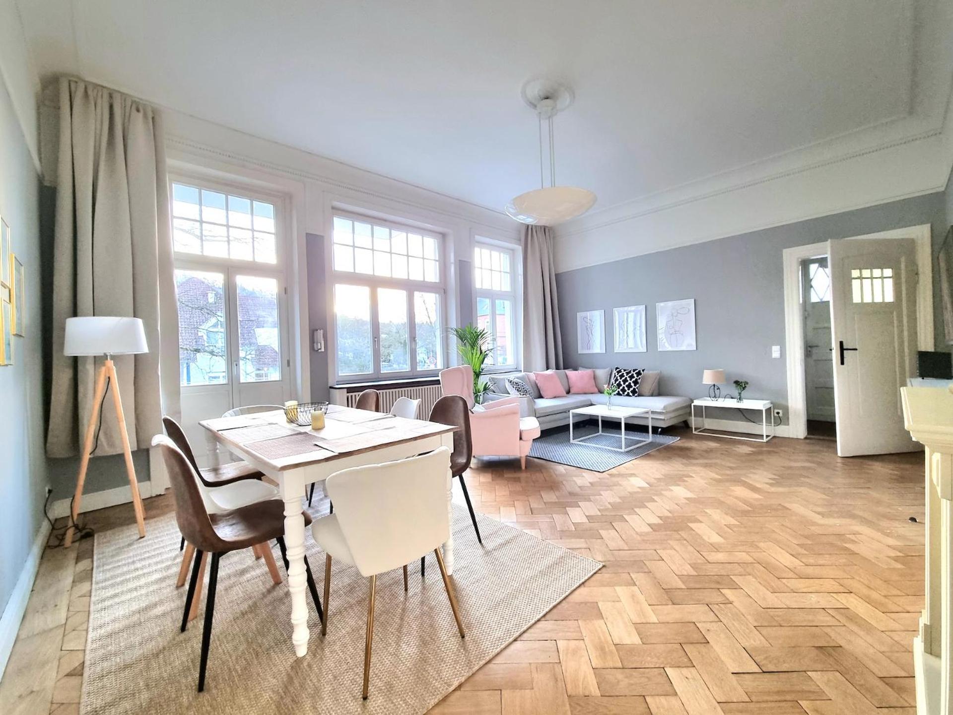 Charysma - Jugendstil trifft Moderne, Schlafzimmer mit Smart-TV, Tischfussball, Darts, Parkplatz