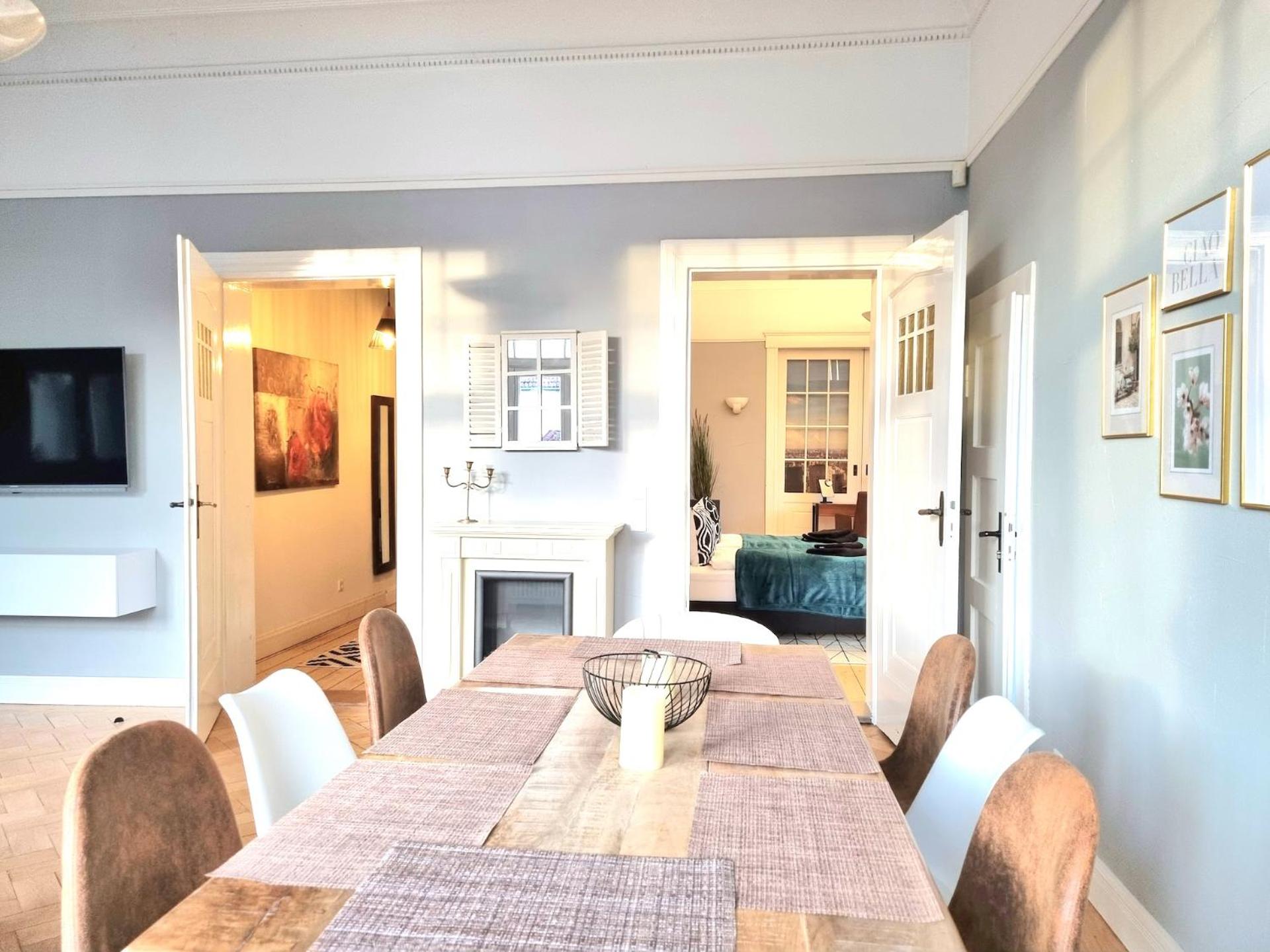 Charysma - Jugendstil trifft Moderne, Schlafzimmer mit Smart-TV, Tischfussball, Darts, Parkplatz