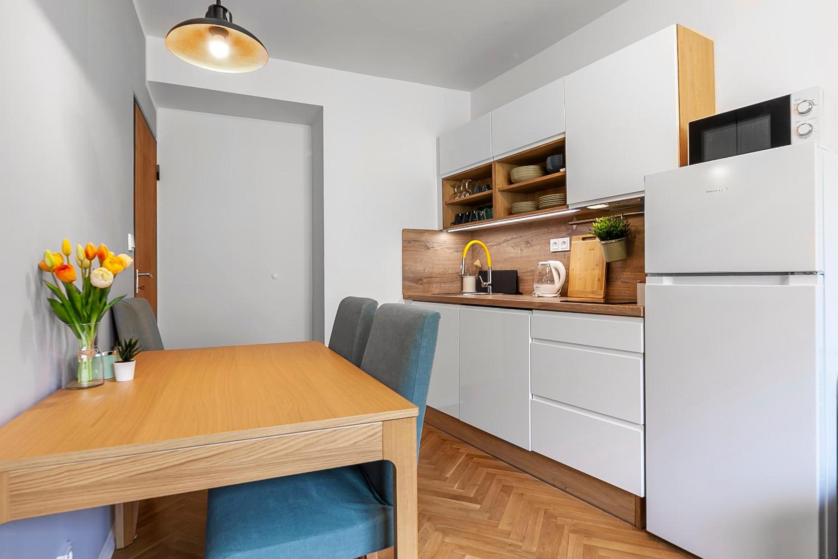 POPULAR LOCATION / STREET VIEW / 4 PPL / NETFLIX
