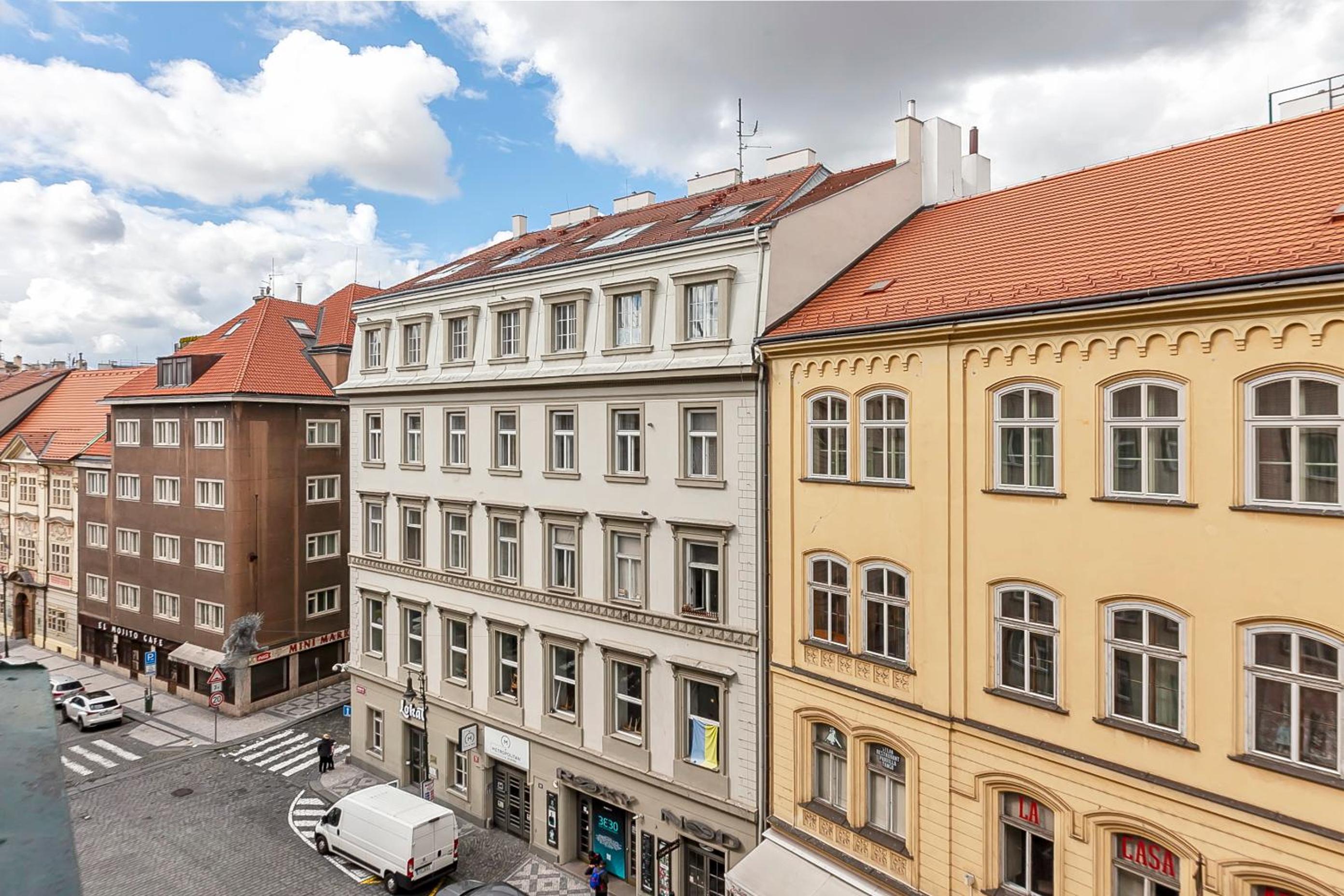 POPULAR LOCATION / STREET VIEW / 4 PPL / NETFLIX