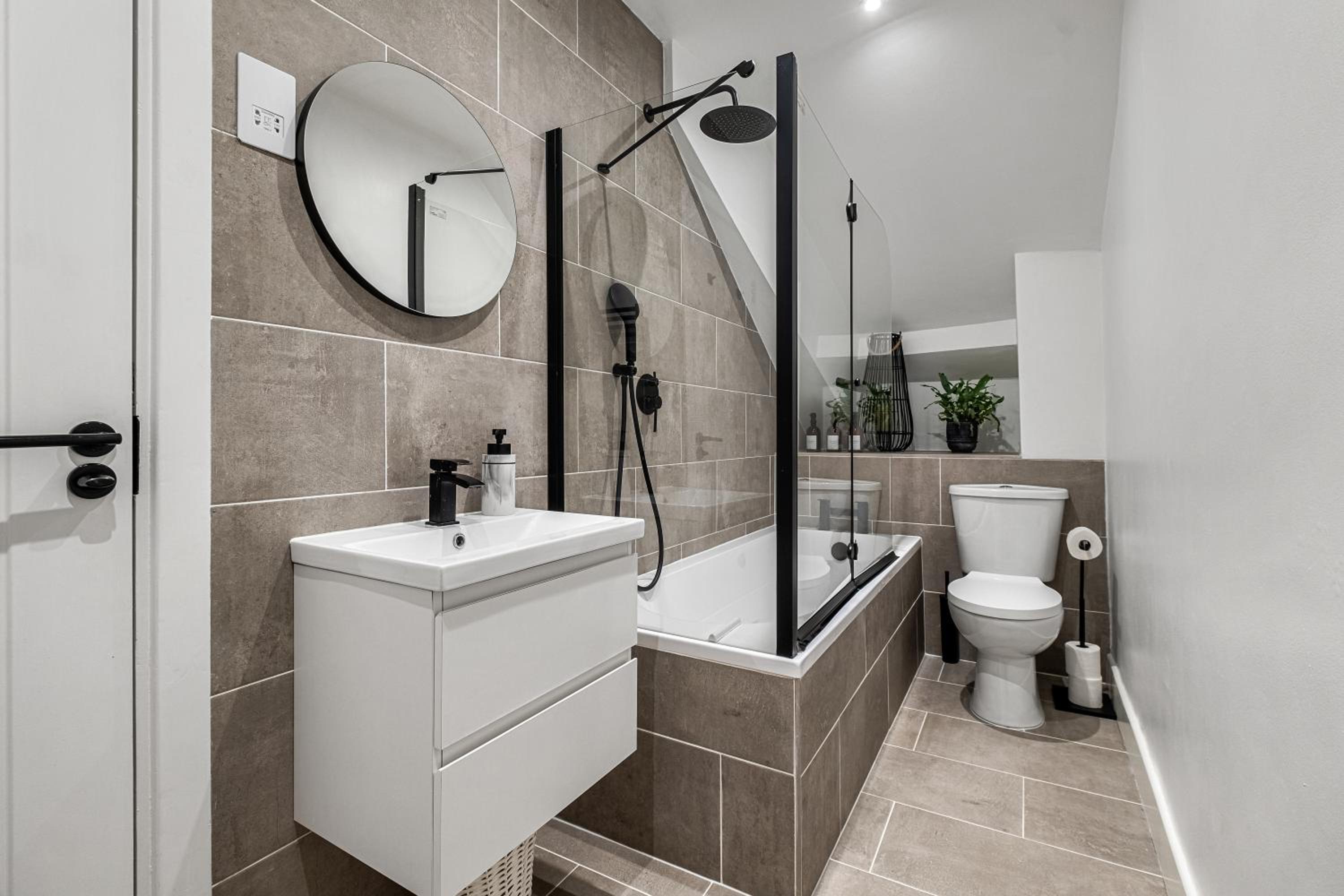 Princes Wharf, Stylish 2 Bed City Centre Apartment view 4