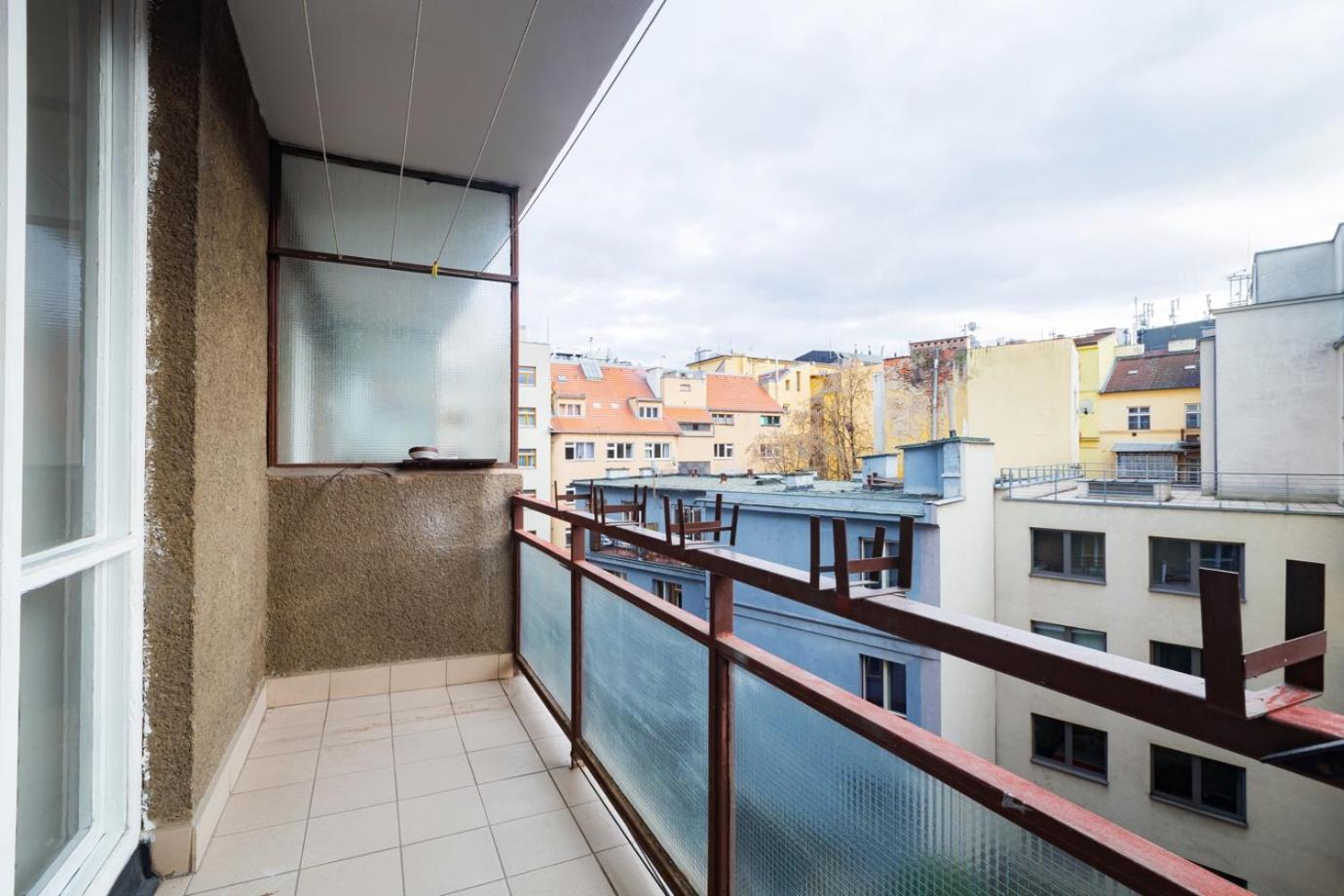 QUIET & COZY APARTMENT/ BALCONY / POPULAR LOCATION