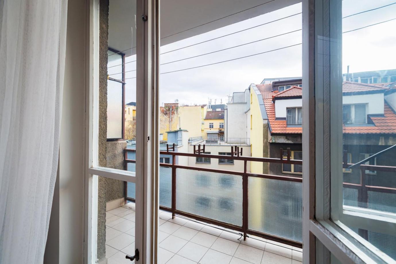 QUIET & COZY APARTMENT/ BALCONY / POPULAR LOCATION