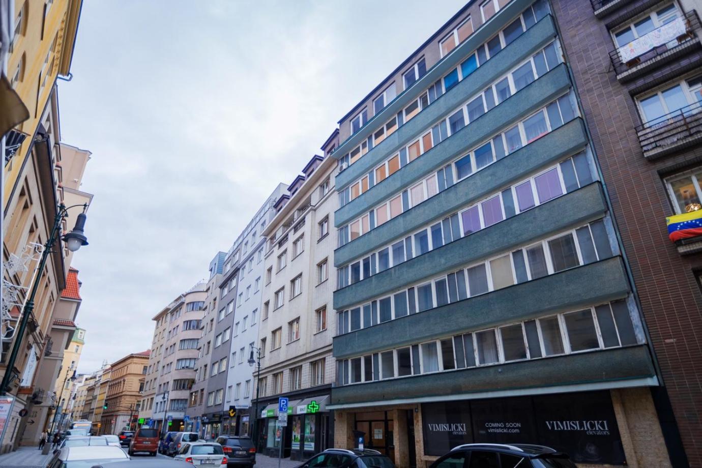 QUIET & COZY APARTMENT/ BALCONY / POPULAR LOCATION