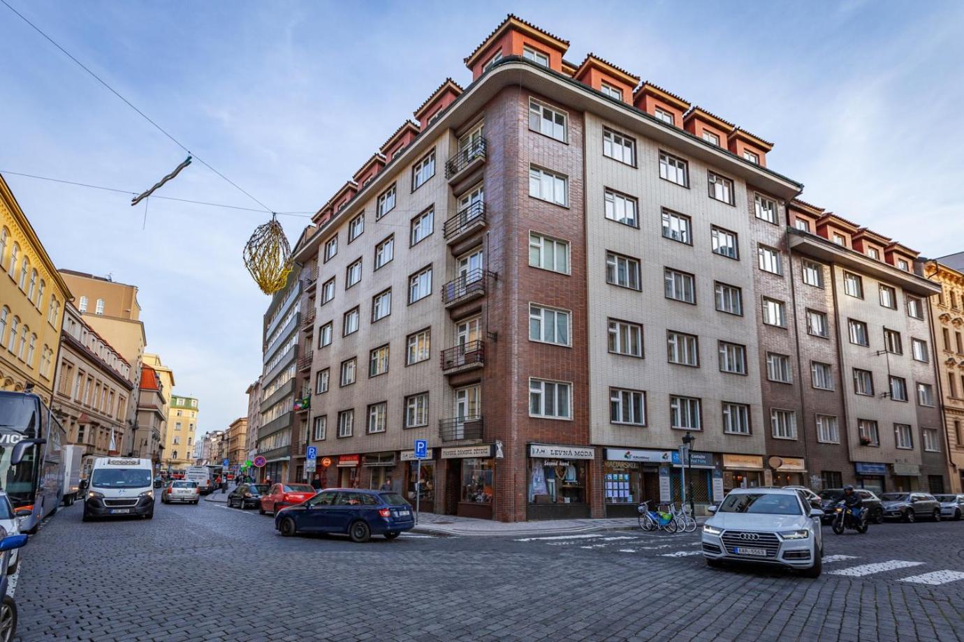 QUIET & COZY APARTMENT/ BALCONY / POPULAR LOCATION