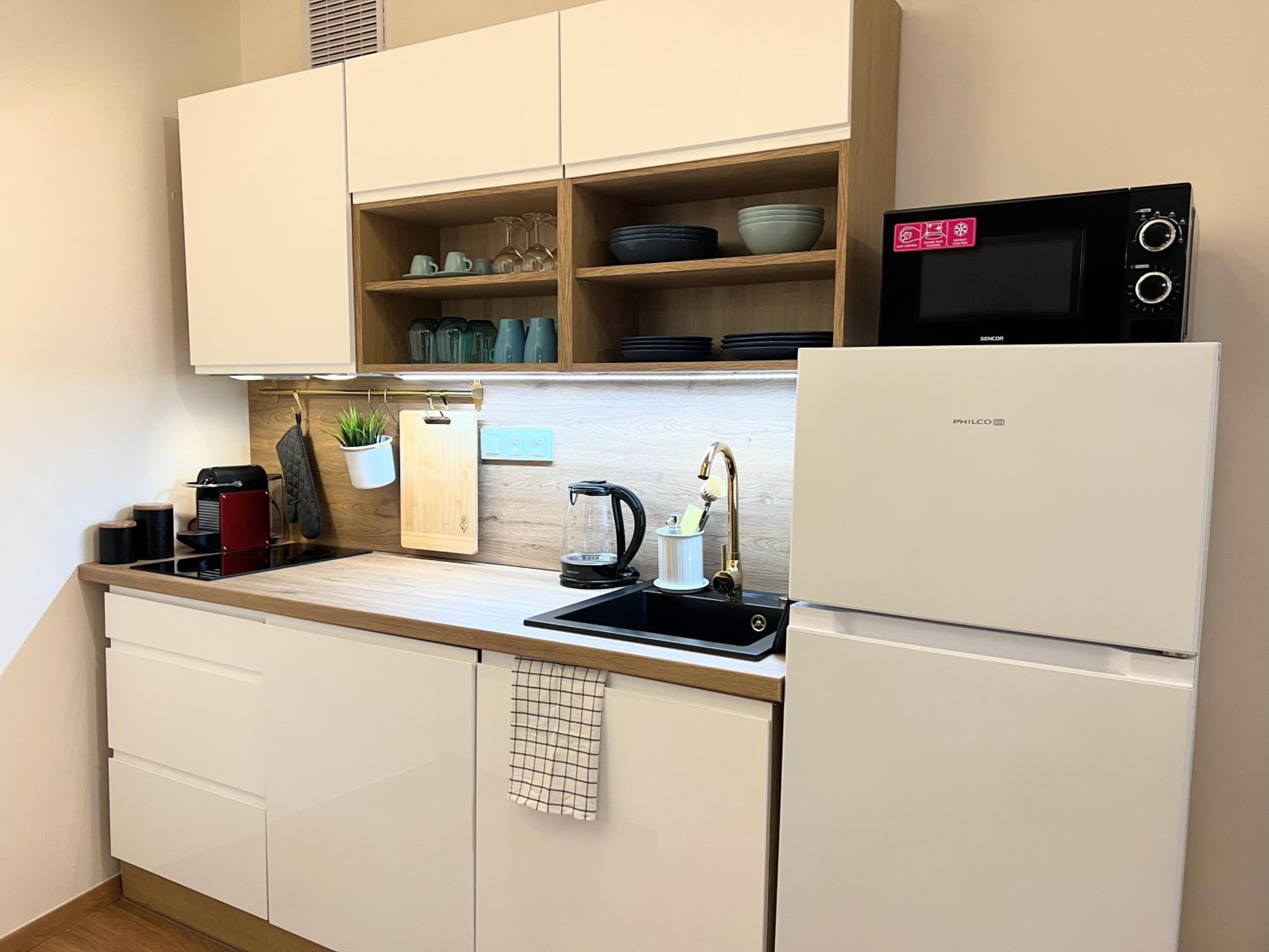 QUIET & COZY APARTMENT/ BALCONY / POPULAR LOCATION