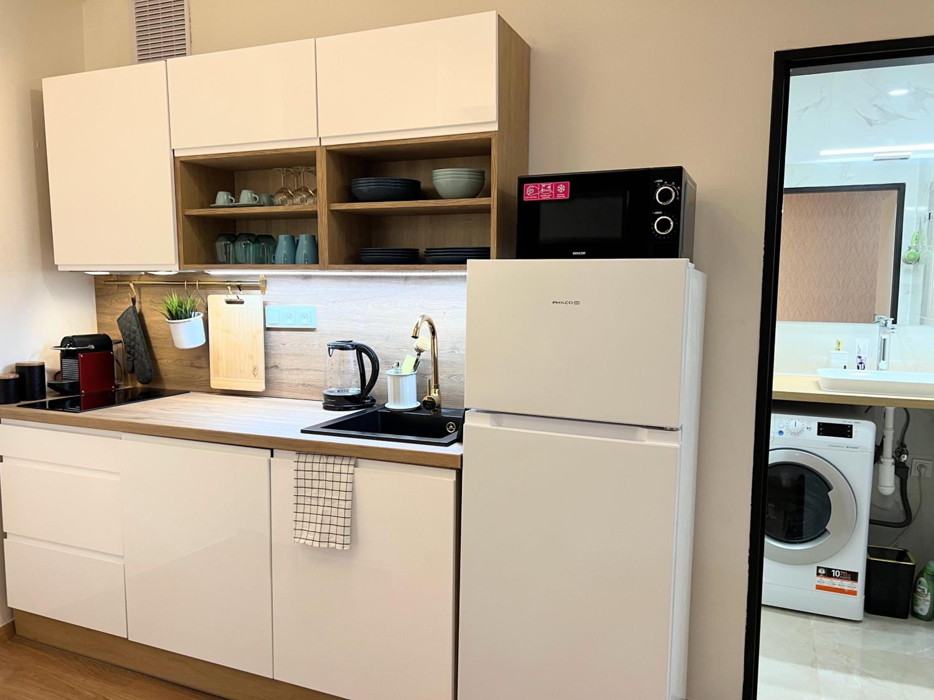 QUIET & COZY APARTMENT/ BALCONY / POPULAR LOCATION