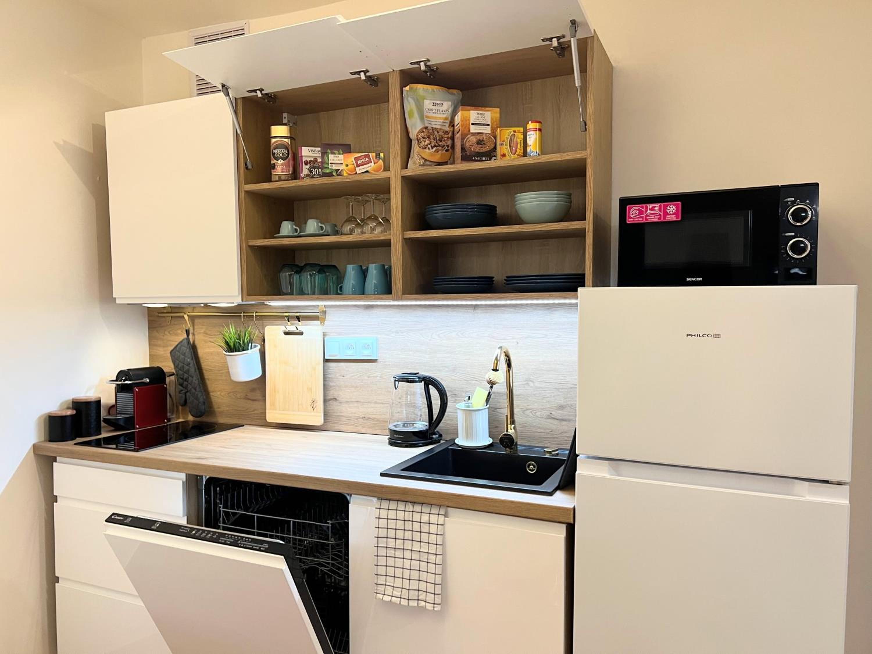 QUIET & COZY APARTMENT/ BALCONY / POPULAR LOCATION