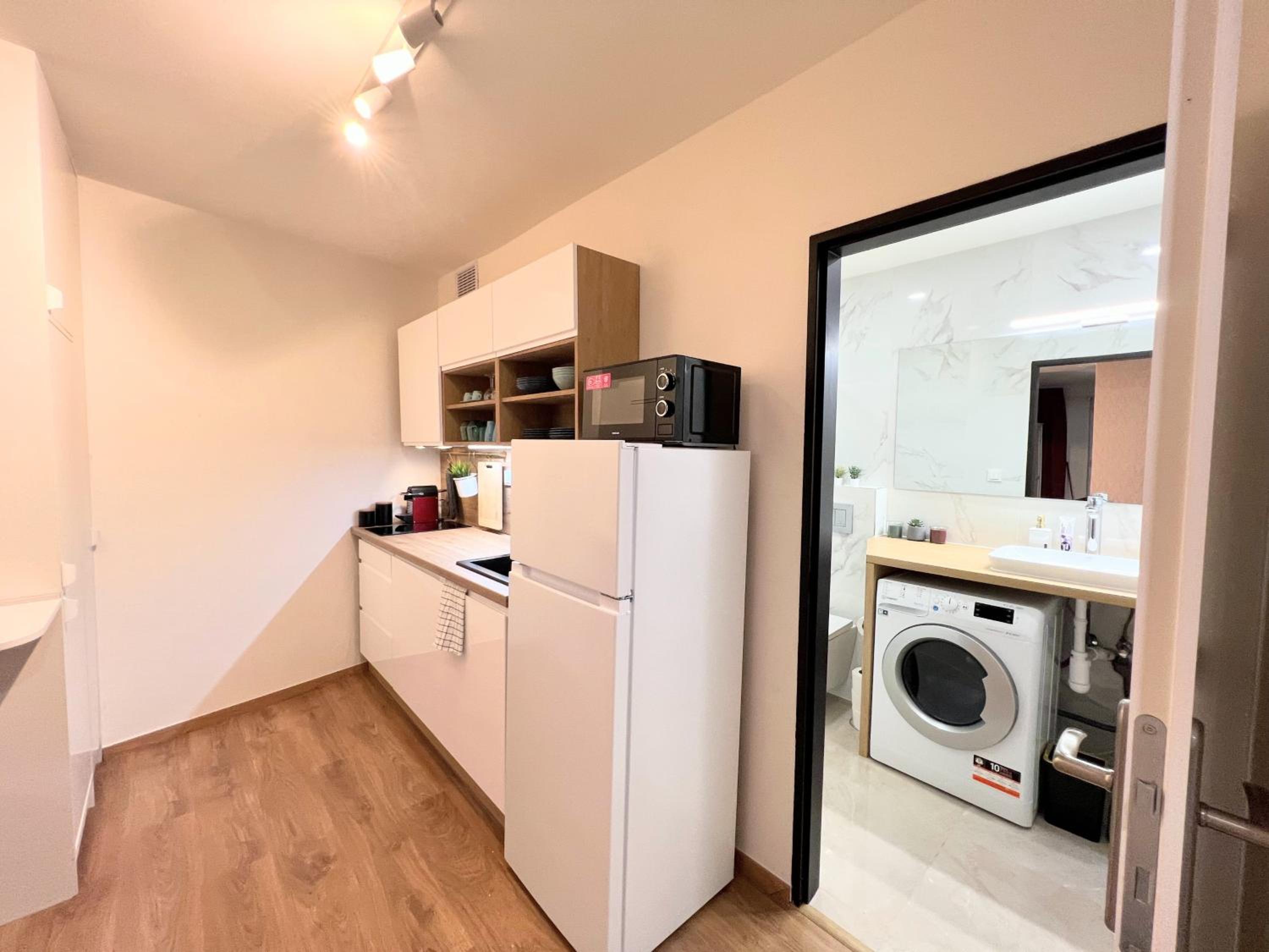 QUIET & COZY APARTMENT/ BALCONY / POPULAR LOCATION