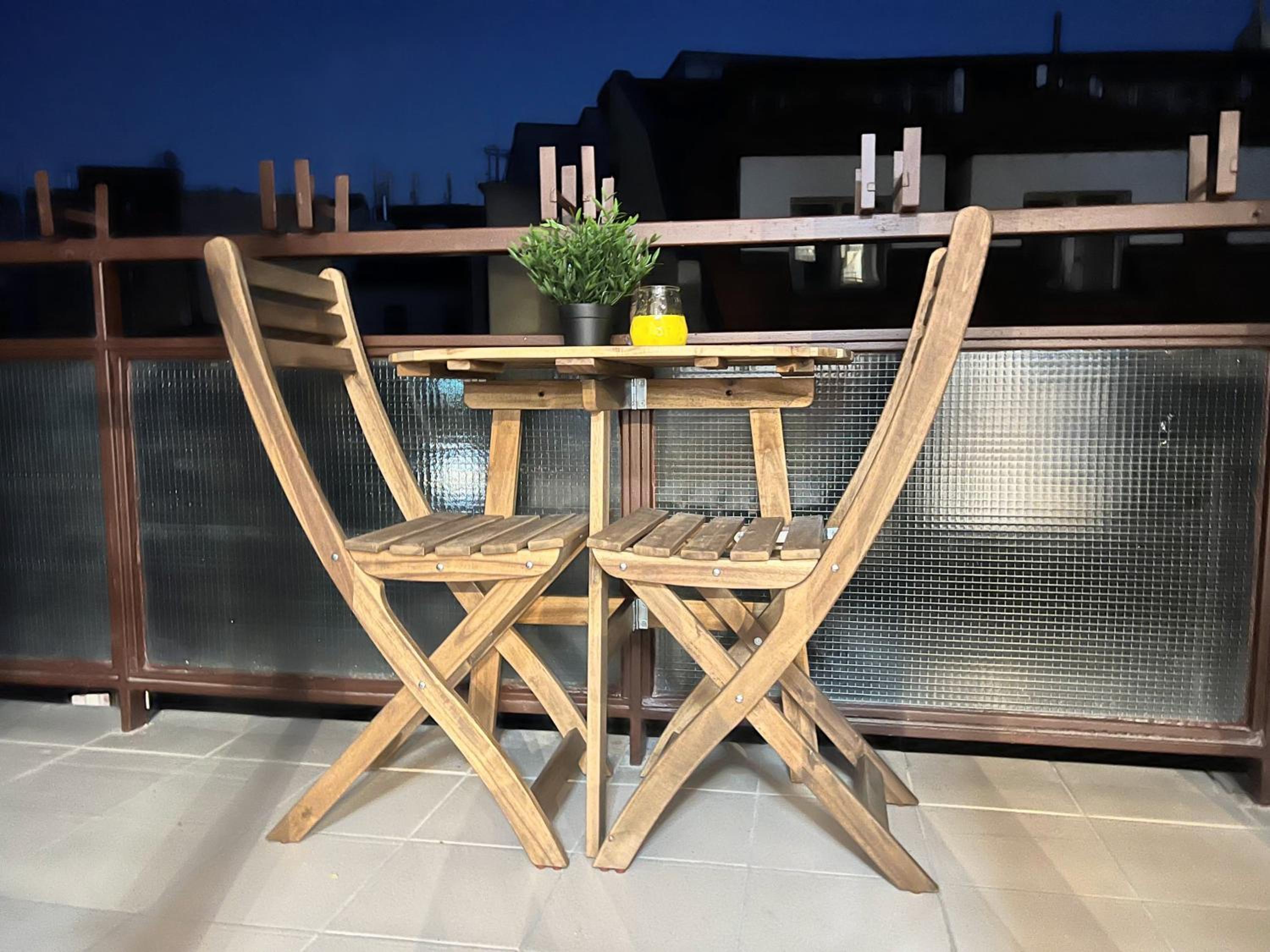 QUIET & COZY APARTMENT/ BALCONY / POPULAR LOCATION