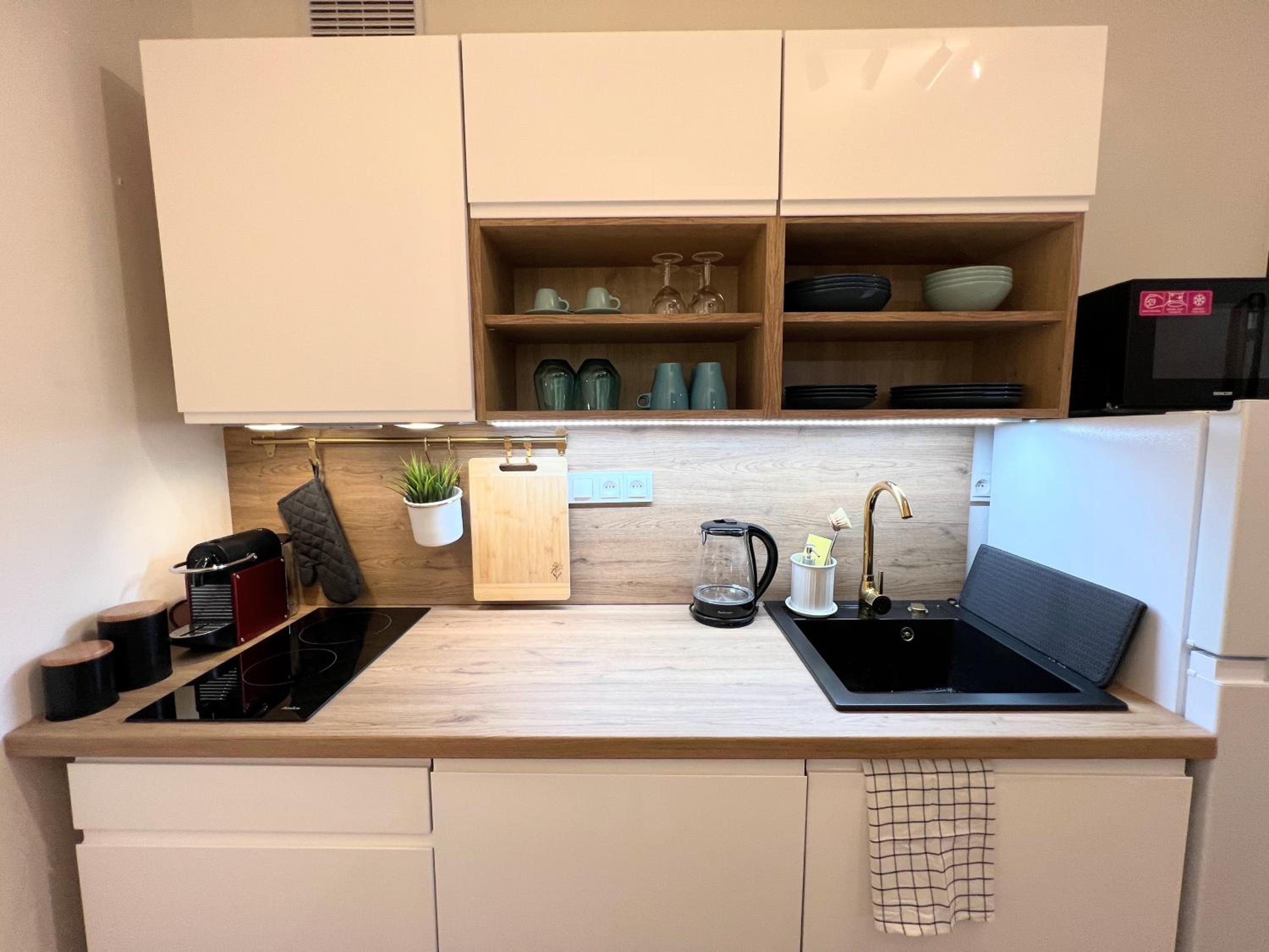QUIET & COZY APARTMENT/ BALCONY / POPULAR LOCATION