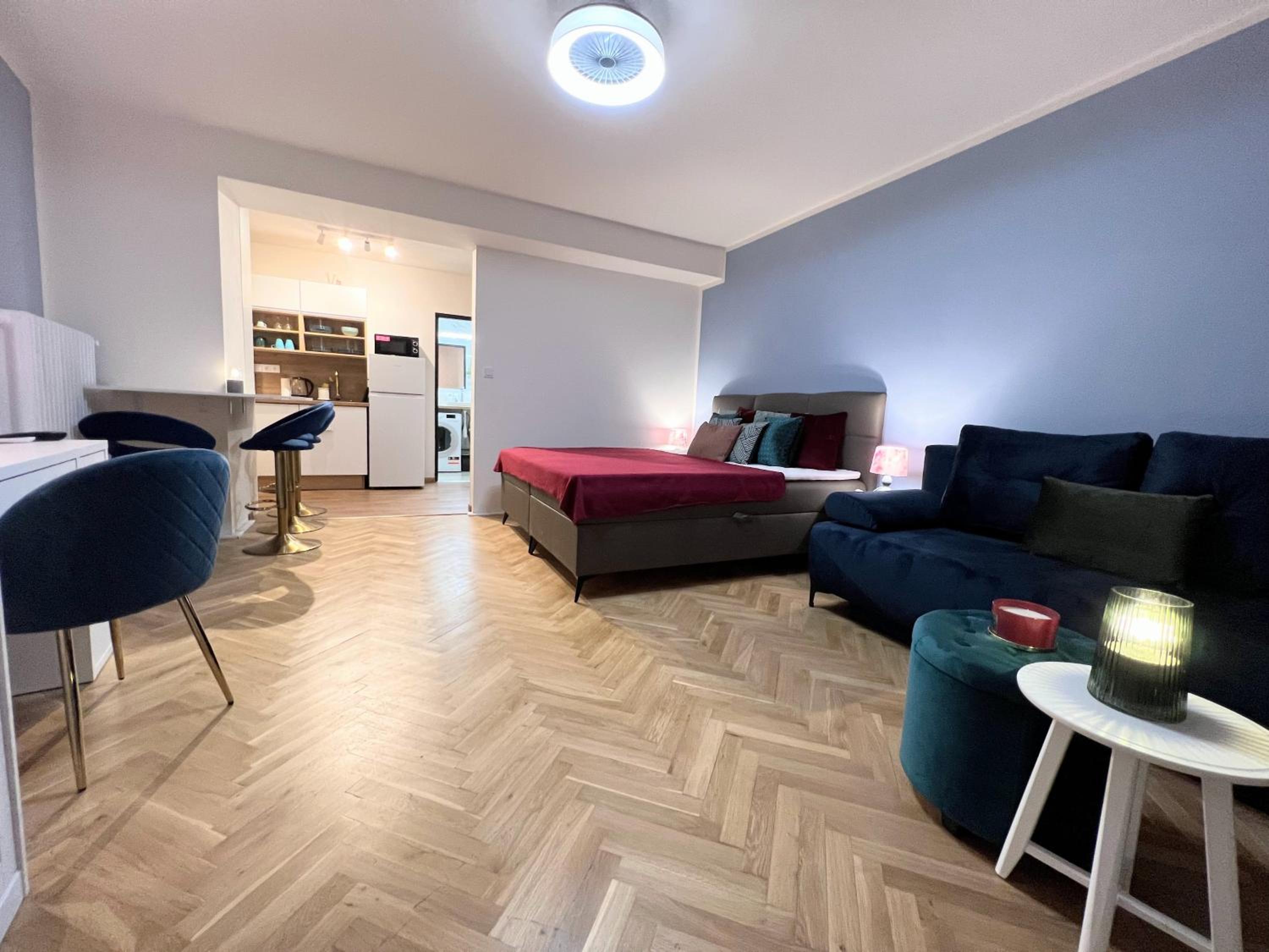 QUIET & COZY APARTMENT/ BALCONY / POPULAR LOCATION