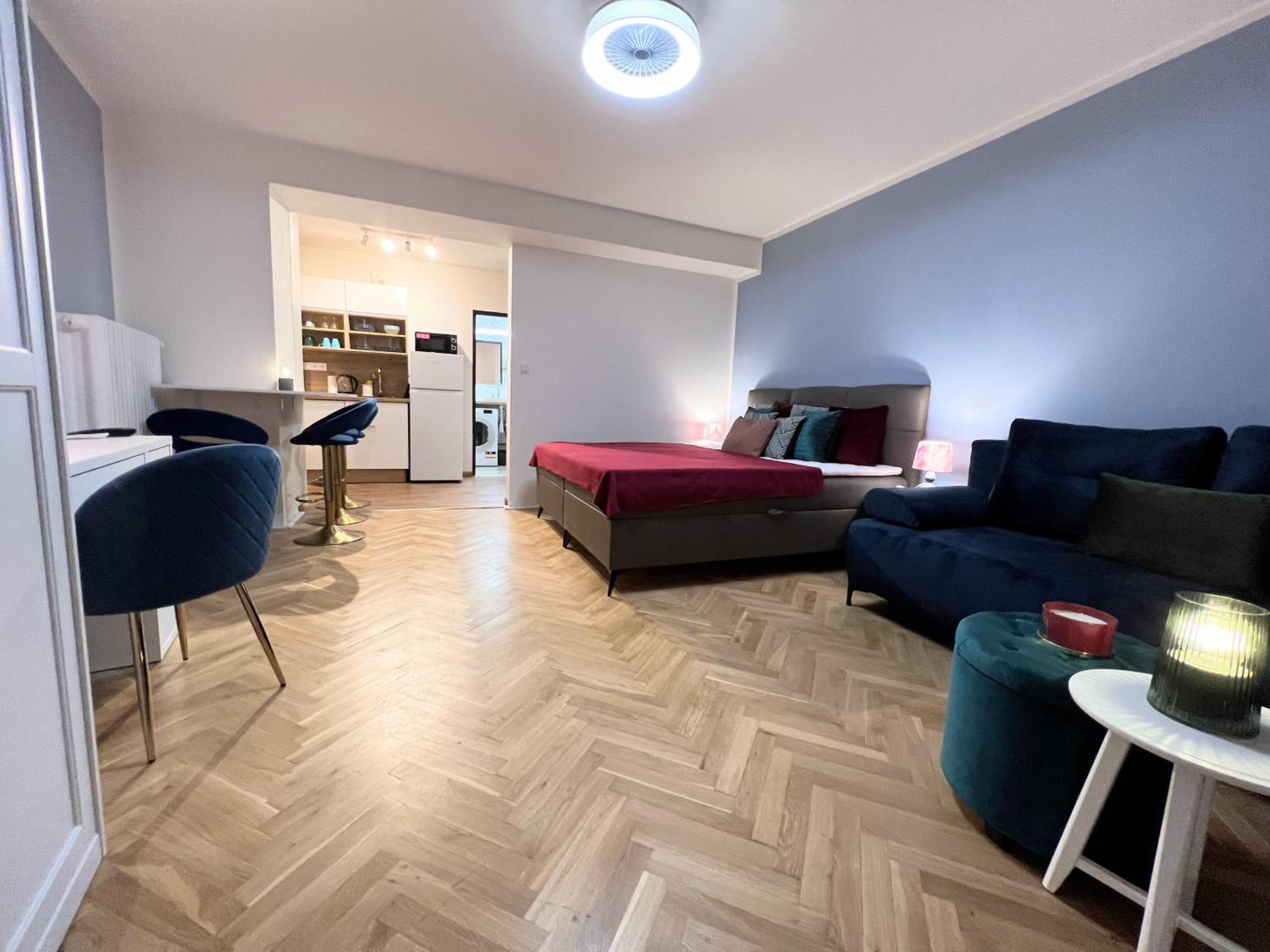 QUIET & COZY APARTMENT/ BALCONY / POPULAR LOCATION