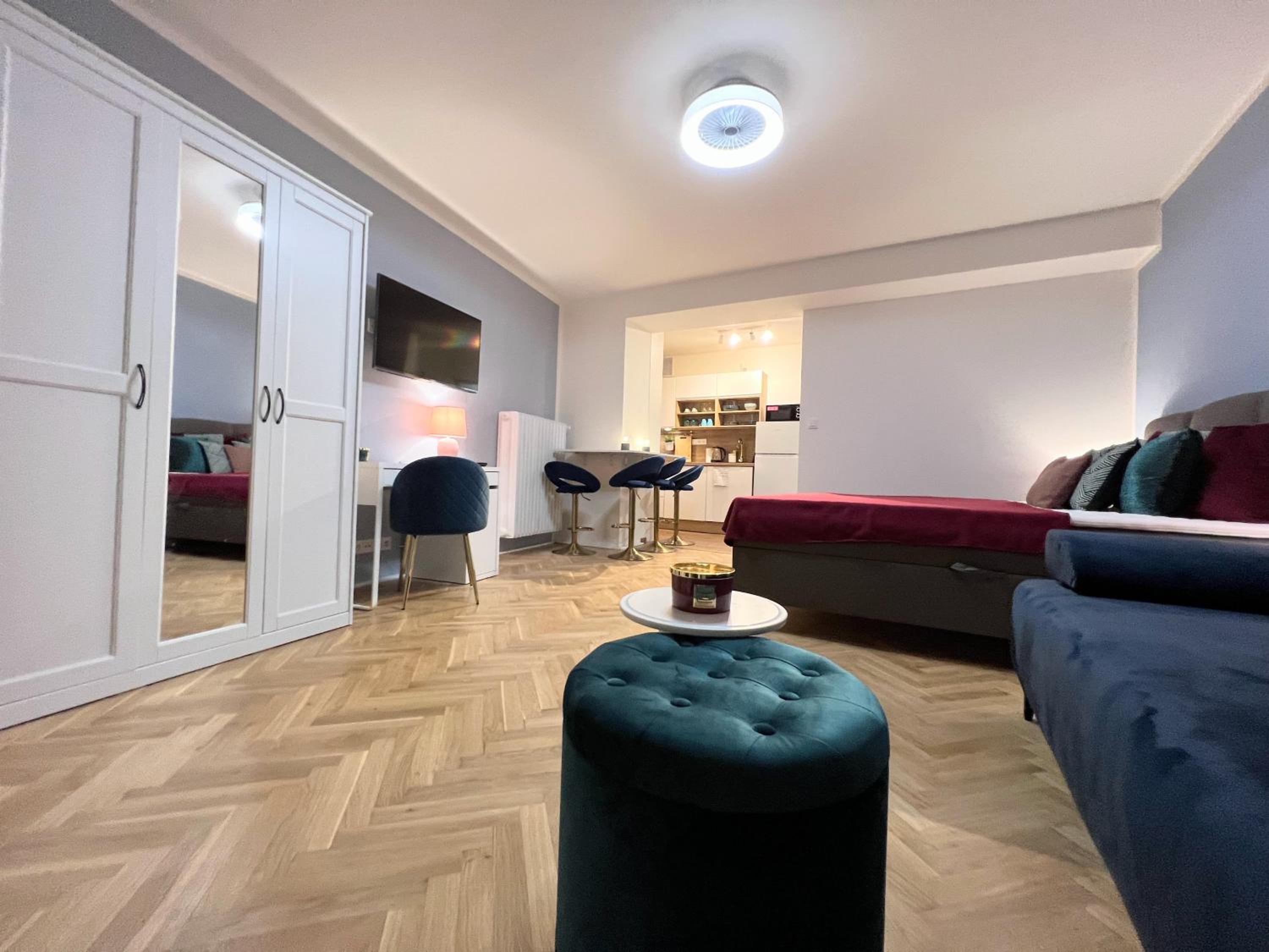 QUIET & COZY APARTMENT/ BALCONY / POPULAR LOCATION