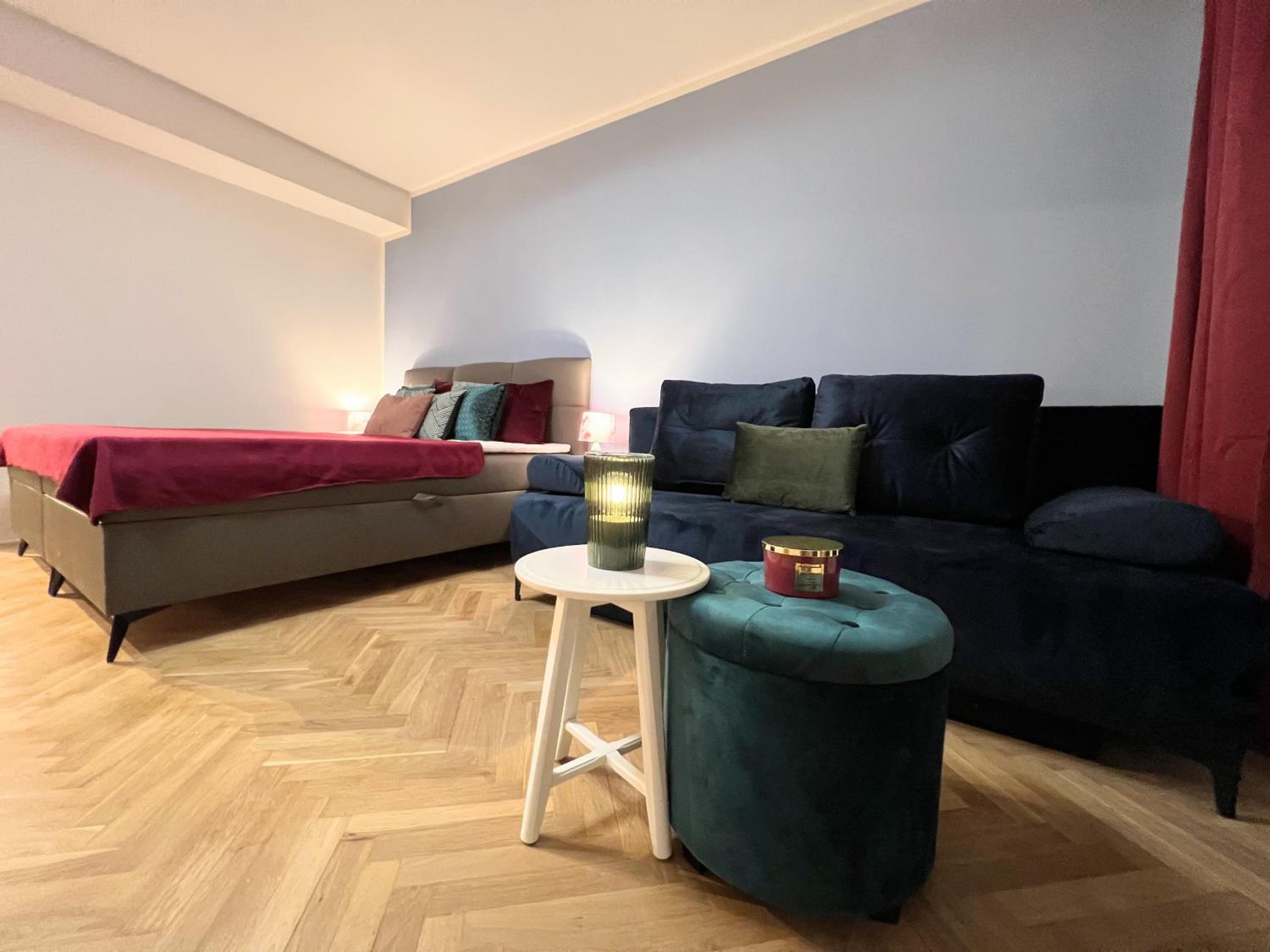 QUIET & COZY APARTMENT/ BALCONY / POPULAR LOCATION