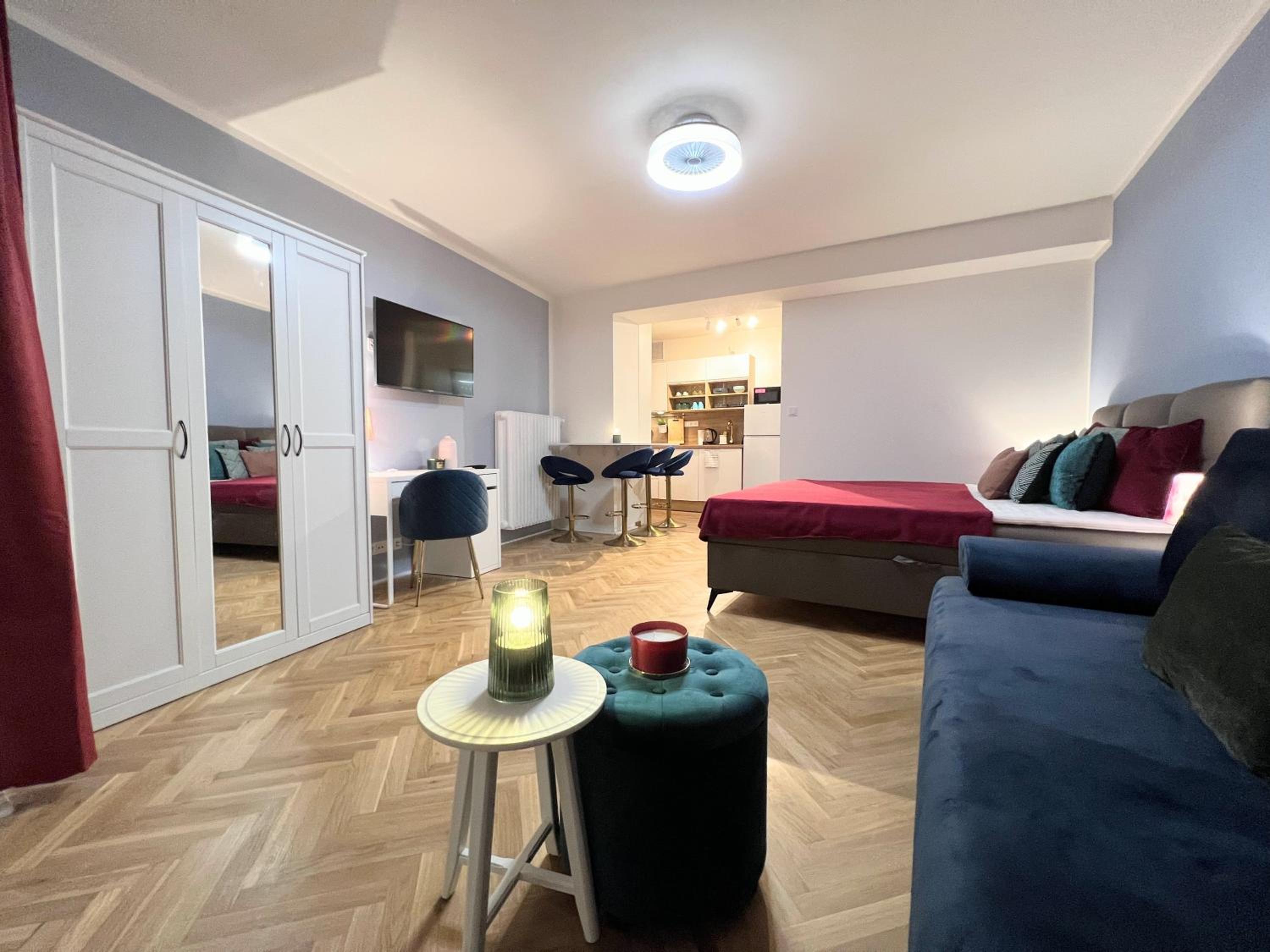 QUIET & COZY APARTMENT/ BALCONY / POPULAR LOCATION