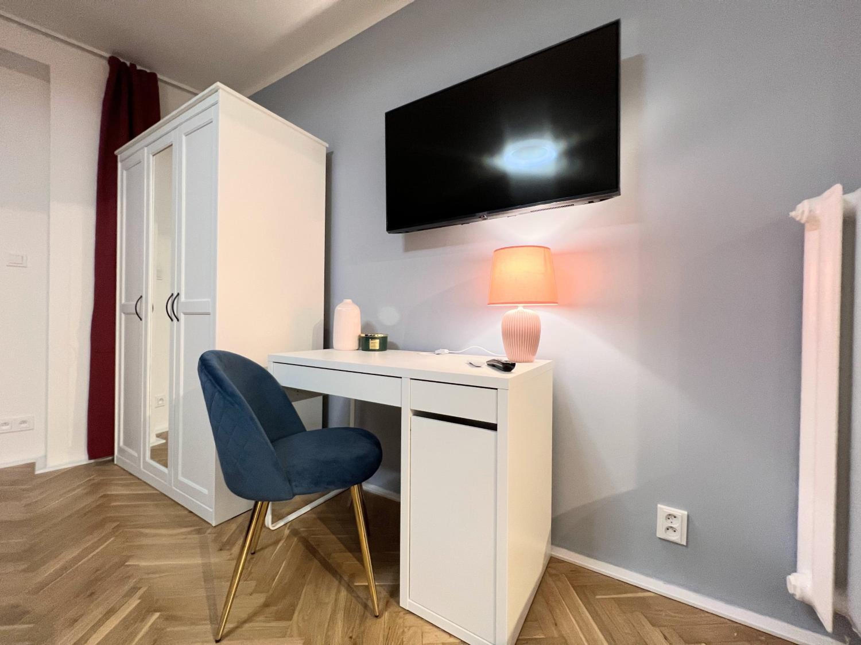 QUIET & COZY APARTMENT/ BALCONY / POPULAR LOCATION
